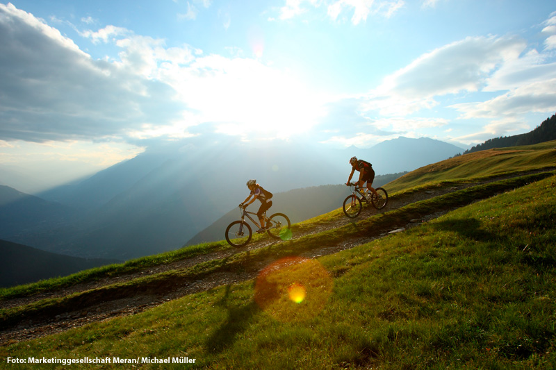 In Meran 2000 wird nicht nur gewandert, sondern auch mit dem Mountainbike gefahren. In einer Höhe von 2.000 m inmitten der Bergwelt zu radeln, ist immer ein Genuss. Wenn dies dann am Fuße des Ifingers für die gesamte Familie möglich wird, bleibt der Tag unvergesslich