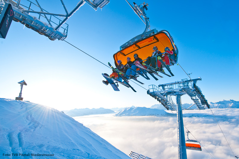 Über den Wolken in der Zirbenbahn im Skigebiet Hochzeiger in Tirol