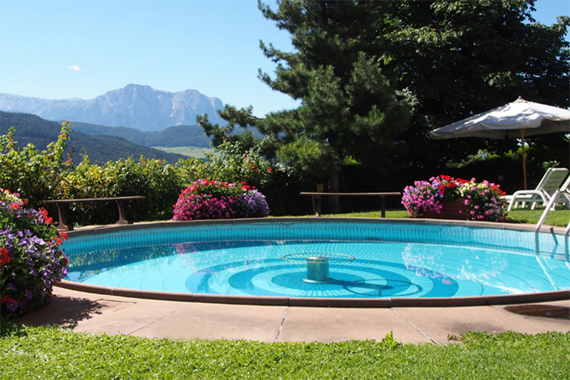 Auch der Whirlpool im Garten des Granpanoramahotel Stephanshof oberhalb vom Eisacktal in Südtirol verzückt mit prickelnden Momenten