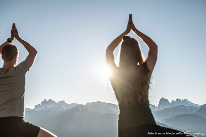 Beim Yoga den Granpanorama-Ausblick geniessen