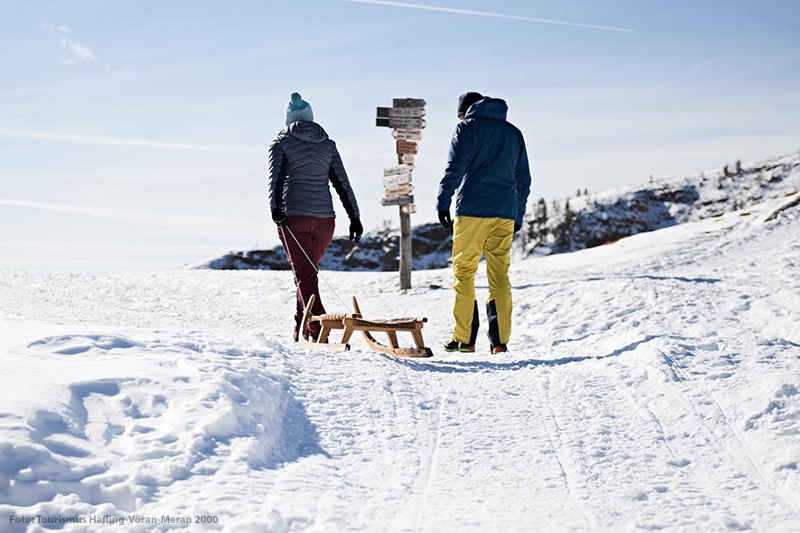 Rodeln ist ein Spaß für die ganze Familie und bringt Abwechslung in den Winterurlaub in Südtirol. Mit der fantastischen, 2,8 km langen Naturrodelbahn im Skigebiet Meran 2000 kommt so richtig Freude auf. Und das Beste daran: Du kommst direkt wieder vor dem Hotel Falzeben an!