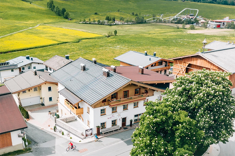 Pension Kapeller (Vogelperspektive) mit top eingerichteten Zimmer & Ferienwohnungen - Die Pension überzeugt vorallem mit der Zentralen Lage wo Du viele Ausflugsmöglichkeiten hast