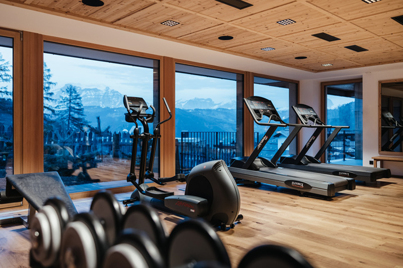 Fitnessraum mit Dolomiten-Panoramablick