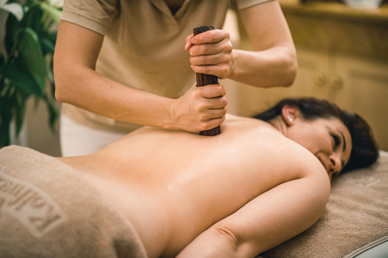 Massagen und speziellen Behandlungen mit ätherischen Ölen und Naturprodukten