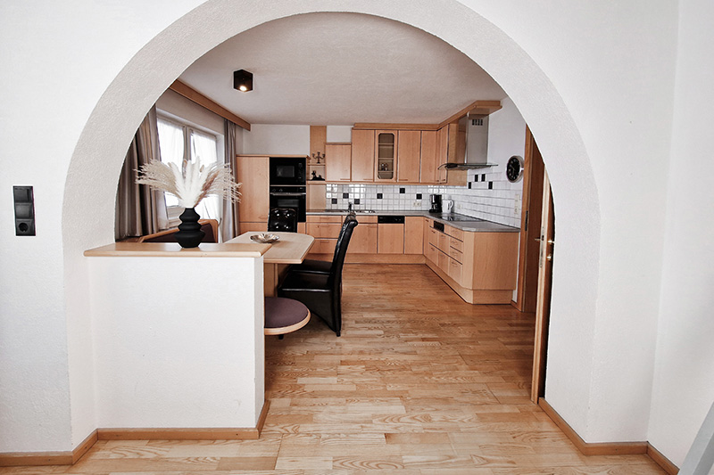 Gemütliche Küche mit Vollausstattung und Essecke im Apartment Bergblick