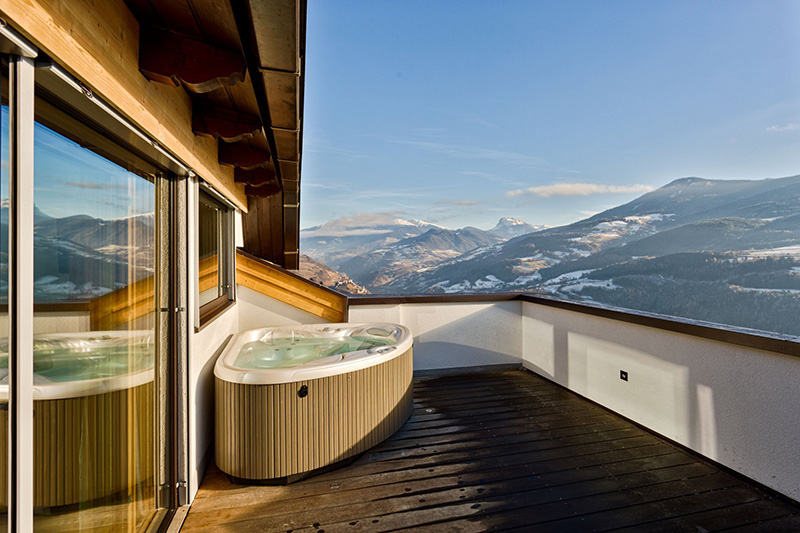 Panorama Suite mit großer Panorama-Terrasse und Private Spa im Granpanorama Zimmer 32 m² im Granpanoramahotel StephansHof in Villanders oberhalb des Südtiroler Eisacktals