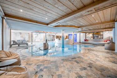 Wellness-Refugium mit Erlebnishallenbad
