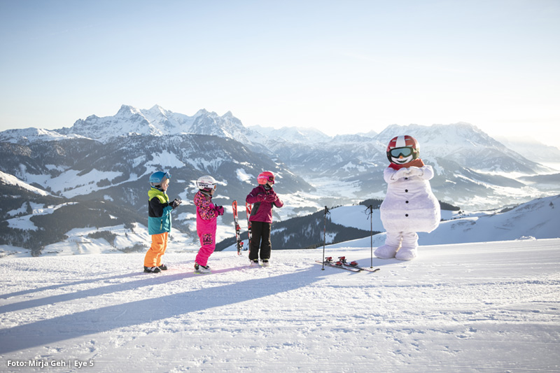 Maskottchen Valle begleitet die Kinder im Skigebiet St. Johann