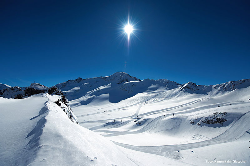 Beliebt ist der Gletscher auch für Skitouren auf die 3.498 m hohe Weißseespitze
