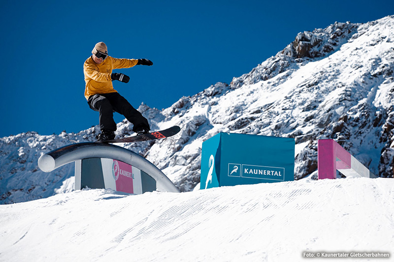 Snowboarder und Freeskier finden ihren Playground im Snowpark Kaunertal