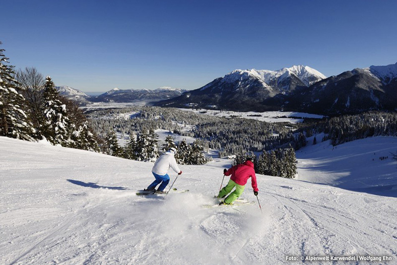 Skifahren am Kranzberg - Skigebiet in Mittenwald mit Blick auf Krün und Wallgau