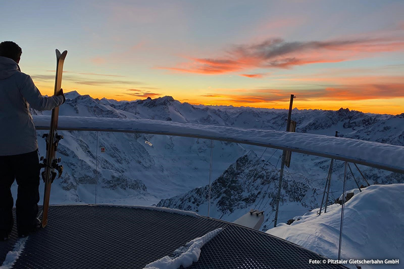 Staunt am Ende eines erlebnisreichen Skitages über das Abendrot des höchsten Gletscher Tirols