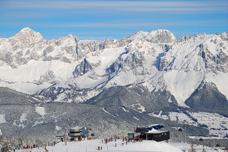 Bergstationen Seppn-Jet und Preunegg-Jet vor dem Dachstein