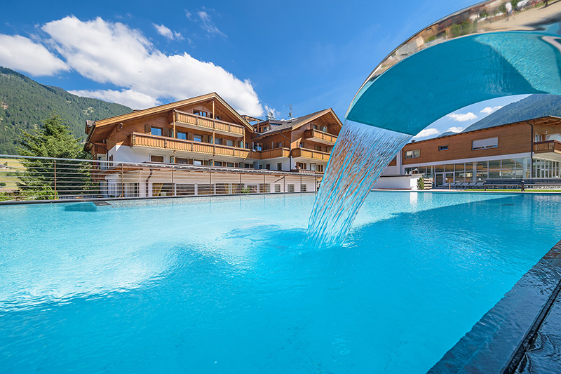 Der beheizte Außenpool im Alpine Nature Hotel Stoll im Gsiesertal in Südtirol
