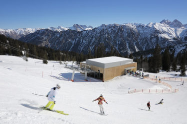 Sommer wie Winter erreichen Sie schnell und bequem mit der Fellhornbahn Ihr persönliches Bergerlebnis direkt an der Grenze zwischen Deutschland und Österreich.