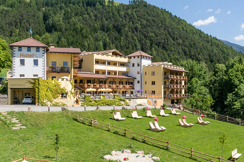 Das Vitalpina & Naturidyll Hotel Bergschlössl liegt oberhalb von dem kleinen Dorf Lüsen im gleichnamigen Lüsnertal in Südtirol, unweit von Brixen