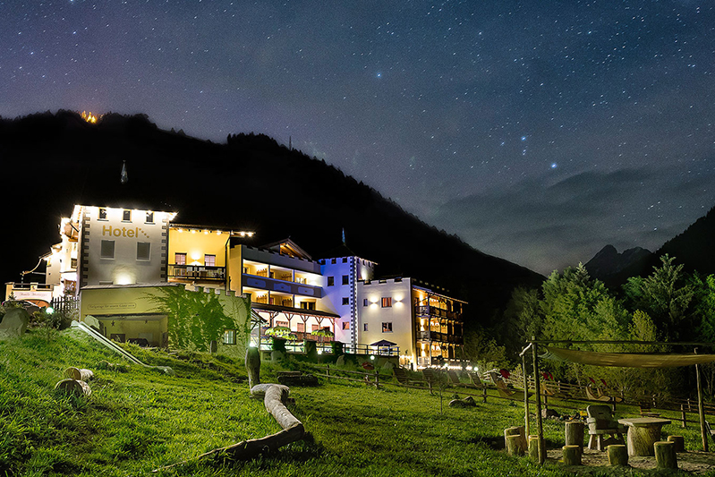 Wenn es dunkel wird, gehen im Vitalpina & Naturidyll Hotel Bergschlössl in Lüsen die Lichter an und es wird gemütlich!