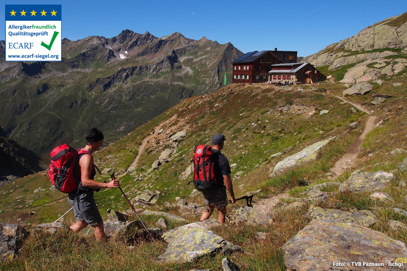 Sportliche Paznaun-Gäste holen sich Wandertipps bei Wanderführer und Gastgeber Peter Lorenz