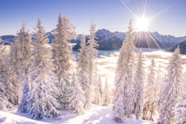 Naturgebiet mit schneebedeckten Bergen und Minustemperaturen