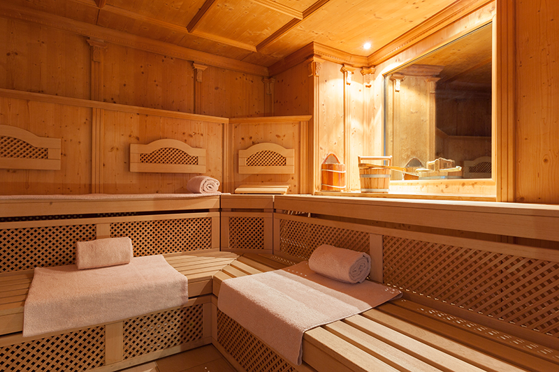 Sauna-Oase mit Finnischer Sauna 90°C, Bio-Kräuter-Sauna 60°C, großzügigem Ruheraum