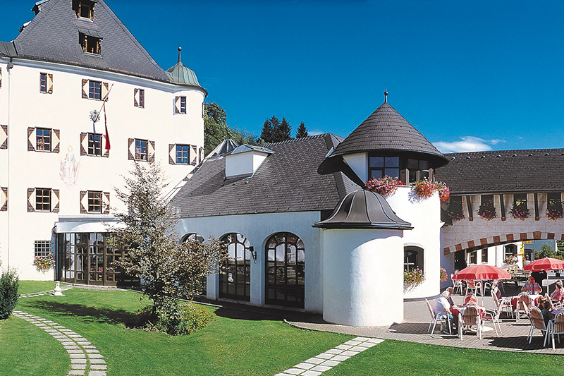 Ein Schloss wie aus dem Bilderbuch und reichlich Platz zum Entspannen und Spielen im Grünen: So schön ist Urlaub im Schloss Rosenegg