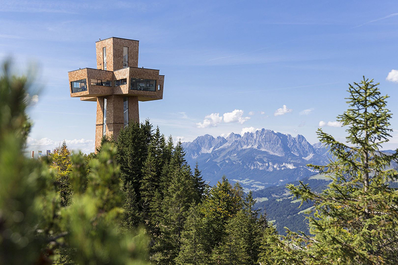 Das 30 m hohe Jakobskreuz: Aussichtsturm und zugleich Gipfelkreuz