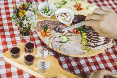 Alpenländische Delikatessen von der Reise mitbringen und Erinnerungen wecken