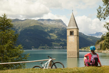 Der Reschensee gehört zu den faszinierenden Sehenswürdigkeiten in Südtirol
