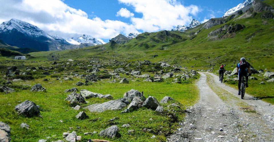 Mountainbiker können auf ihrer Tour durch die Alpen viel erleben.