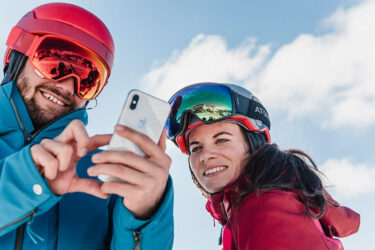 Skivergnügen mit Smartphone: Auch im Winterurlaub immer up to date