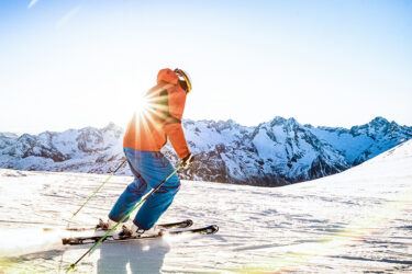 Frühzeitig reservierte Skiausrüstung verkürzt Wartezeiten im Skigebiet und ermöglicht einen entspannten Start auf die Piste